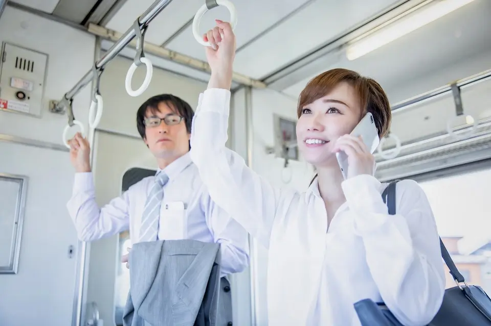 Manners for Japanese trains and other public transports.